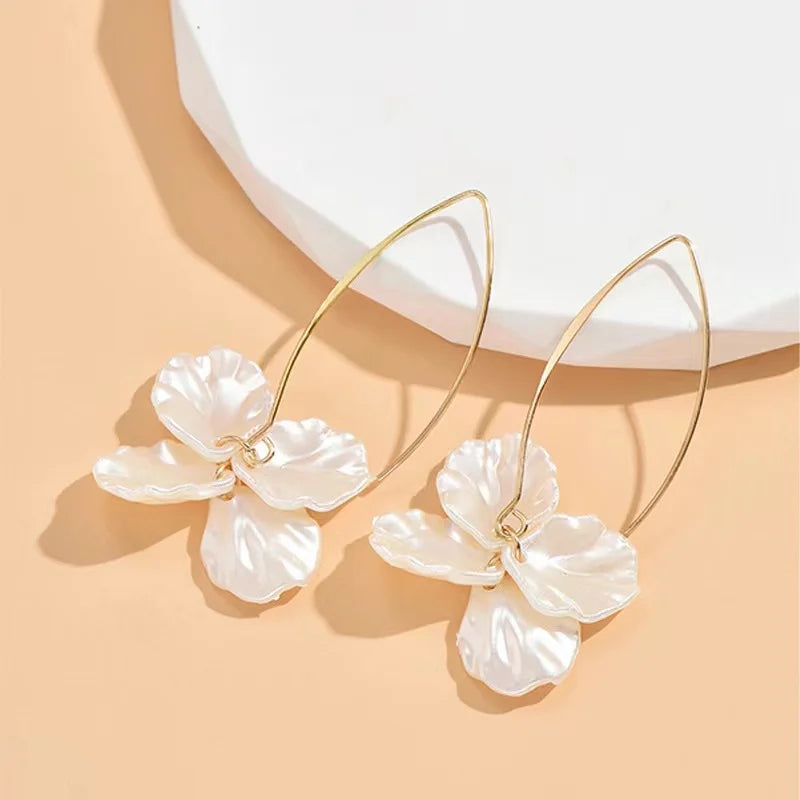 Brinco Longo Pétalas Peroladas