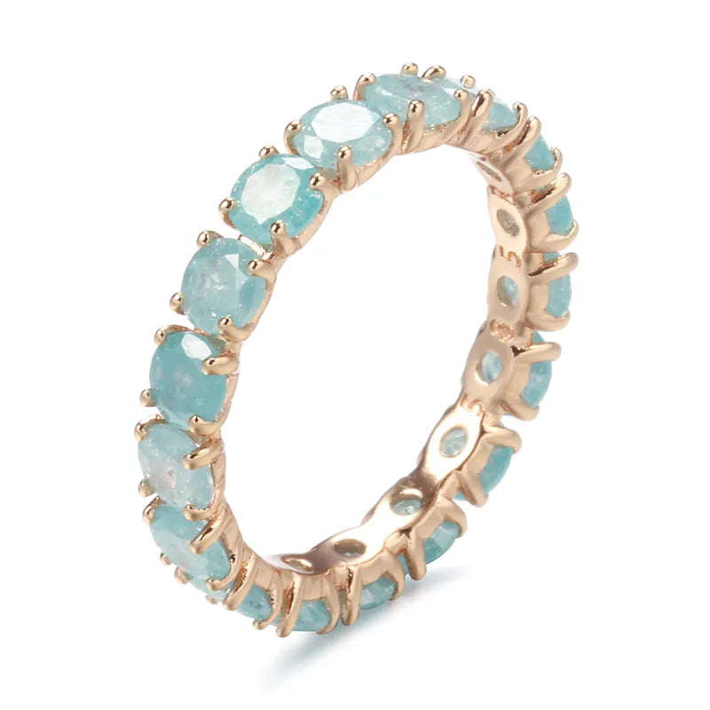 Anel Dourado Cravejado com Cristais de Zircônia